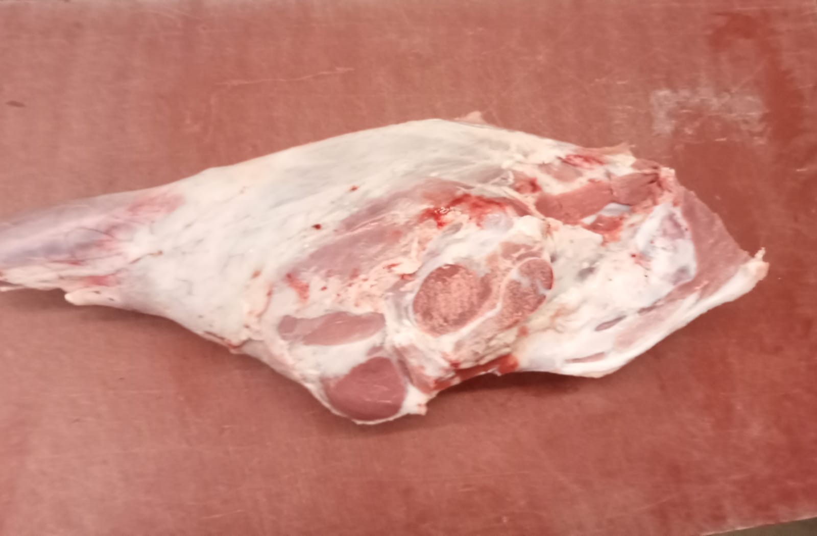 Lammkeule im Ganzen mit Knochen und Bein, ca. 3,5 kg 
